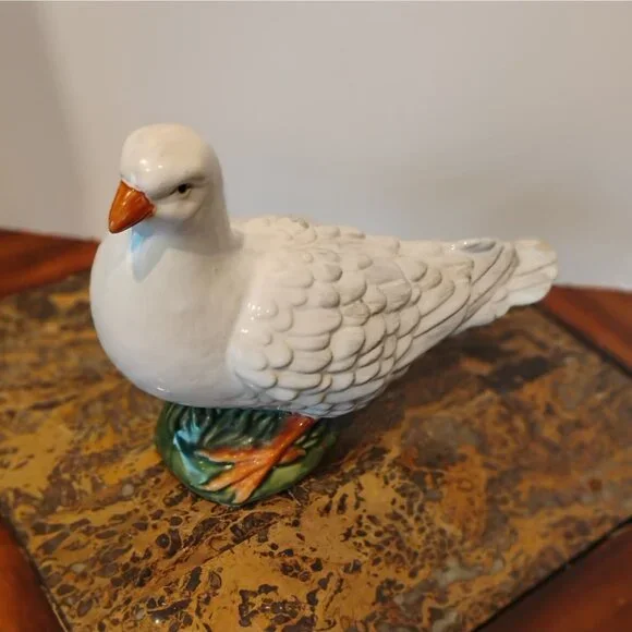 Vintage Majolica White Dove Figurine 9" Tall x 11" Long Chip on Tail Italy - Picture 5 of 13